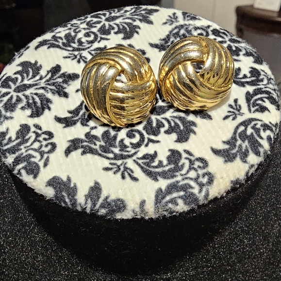 Vintage Goldtone Love Knot Post Pierced Earrings EUC - Picture 4 of 6